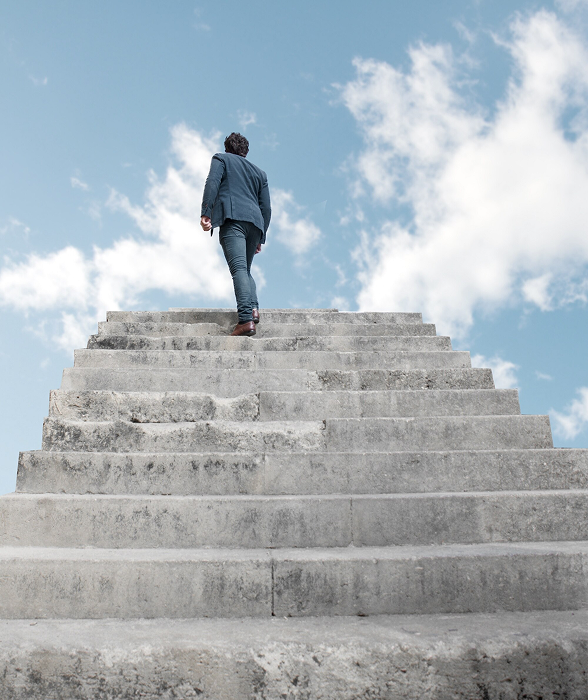 Persona subiendo escaleras